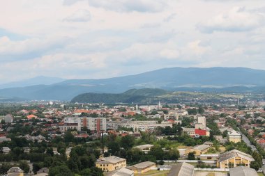 Mukachevo Panoraması. Palanok Castle hill görüntüleyin. Ukrayna