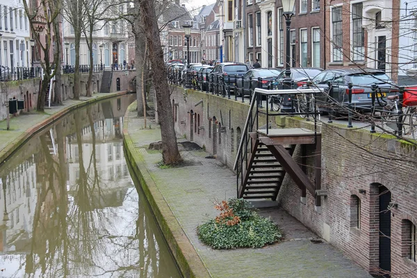 Речной канал в историческом центре Утрехта, Нидерланды — стоковое фото