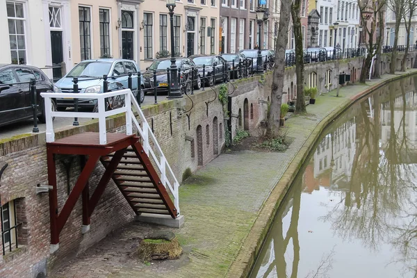 Canal fluvial no centro histórico de Utrecht, Países Baixos — Fotografia de Stock