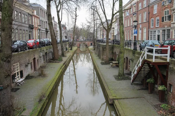 Canal fluvial no centro histórico de Utrecht, Países Baixos — Fotografia de Stock