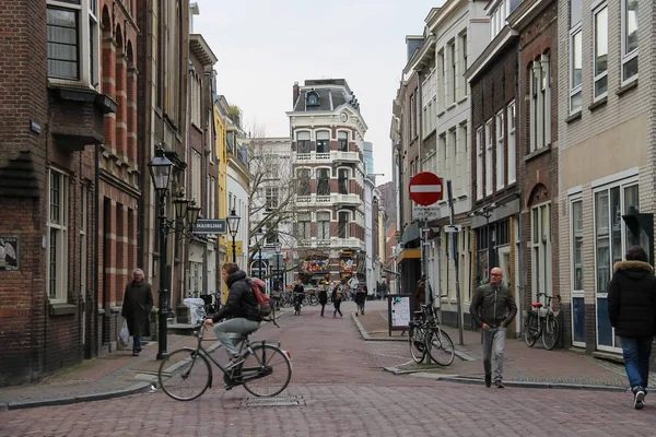 Ludzie na ulicach starego miasta Utrecht, Holandia — Zdjęcie stockowe