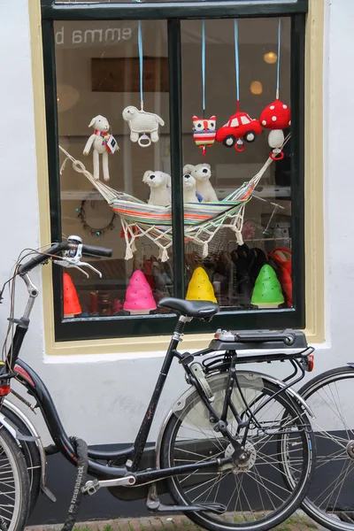 Bicicletas frente a la ventana de la tienda de ropa infantil Prinses e — Foto de Stock