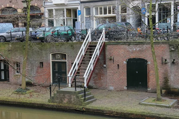 Famoso canal Oudegracht no centro histórico de Utrecht, o Nethe — Fotografia de Stock