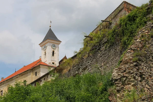 Vista do Castelo de Palanok na colina. Mukachevo, Ucrânia — Fotografia de Stock