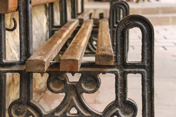 Eski stil tezgah metal çerçeve ve ahşap koltuk