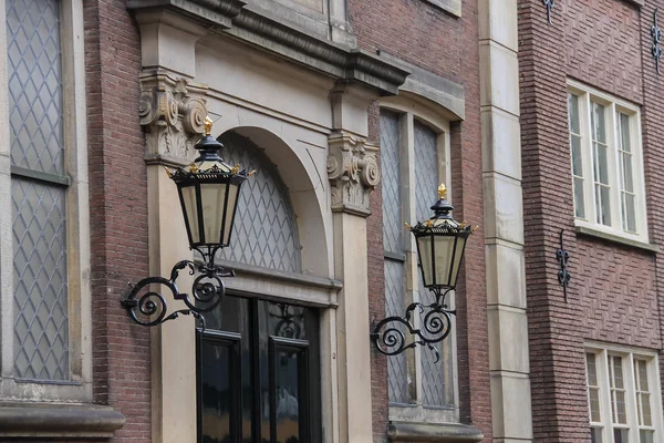 Lanternes de style vintage sur la façade du vieux bâtiment hollandais à Utrech — Photo