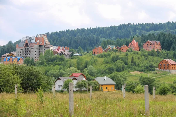 Современные коттеджи на склонах лесистых гор. Карпаты, Украина — стоковое фото