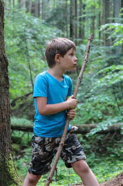 Çocuk orman Park uzun ahşap sopa ile