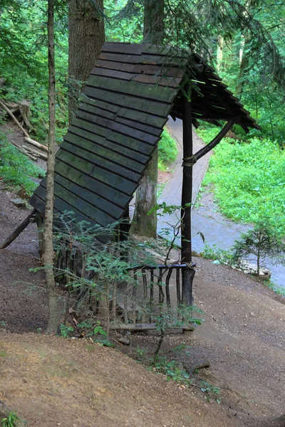 Gammal trä kapell med bänk i forest park — Stockfoto
