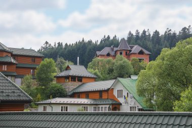 Modern evler ormanlık Dağları yamacında. Karpatlar, Ukr