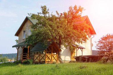 Modern yazlık sundurma ve veranda güneş ışığı ile. Karpatlar, 