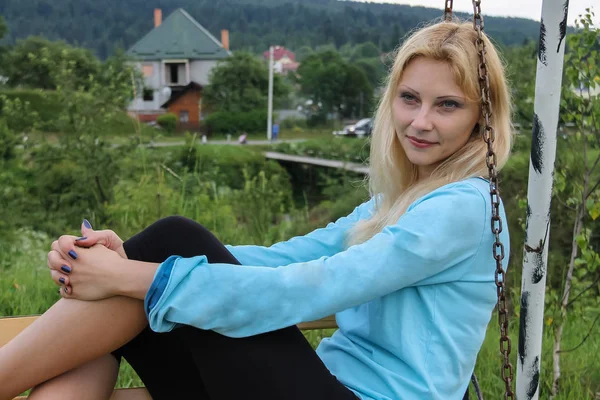 Hermosa joven sobre el paisaje rural fondo — Foto de Stock