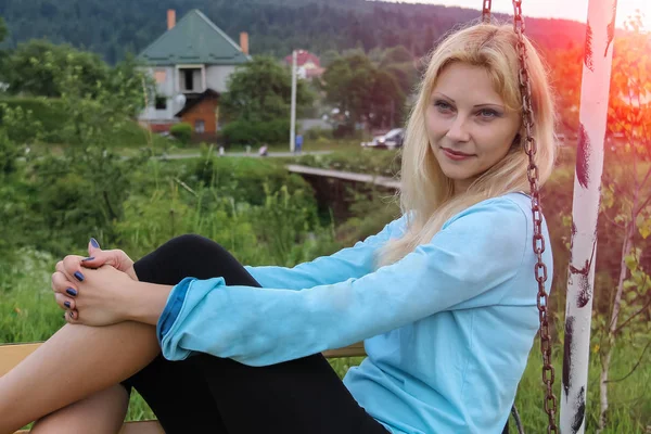 Hermosa joven sobre el paisaje rural fondo — Foto de Stock