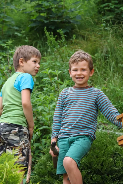Två pojkar i sommar stadspark — Stockfoto