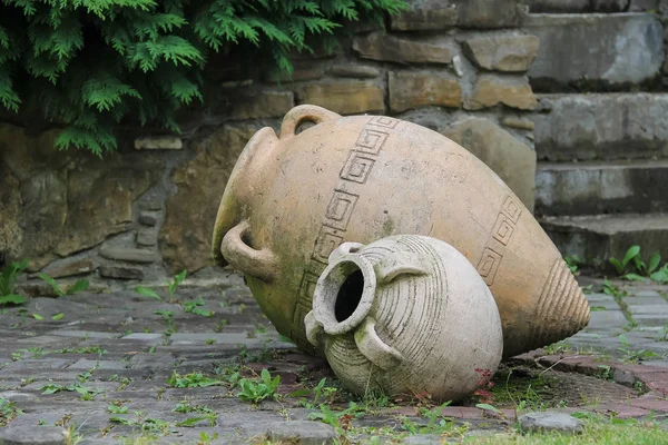 Decoratieve Amfora in de tuin — Stockfoto