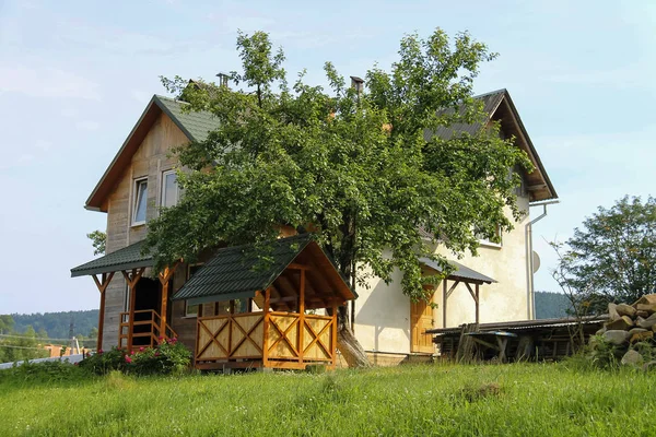 Moderní chata s dřevěnou verandou a veranda. Karpaty, Ukrajina — Stock fotografie