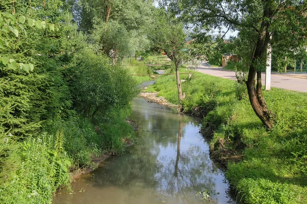 Wąskie creek w małym miasteczku w regionie Karpaty, Ukraina — Zdjęcie stockowe