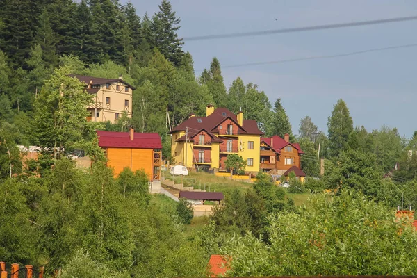 Nowoczesne domki na zboczu gór porośnięte lasami. Karpaty, Ukr — Zdjęcie stockowe