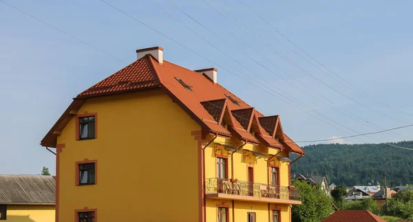 Chalets modernes sur la pente des montagnes boisées. Carpates, Ukr — Photo