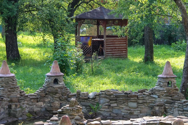 Dekorationsteich und kleiner Holzpavillon im Sommergarten — Stockfoto