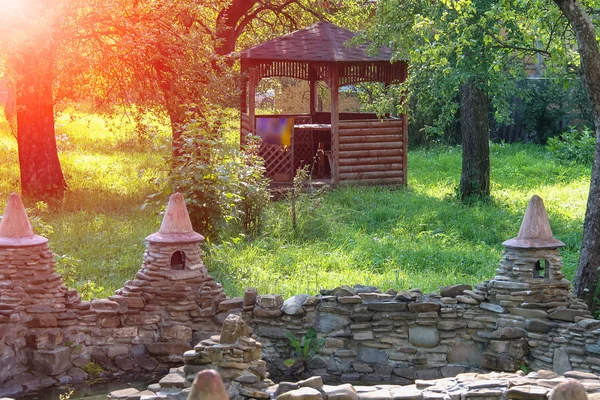 Dekorativní rybník a malý dřevěný pavilon v letní zahradě v su — Stock fotografie