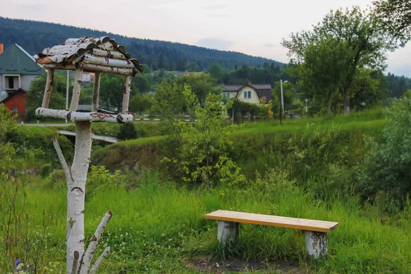 Деревянная скамейка и скворечник в Карпатах, Украина — стоковое фото