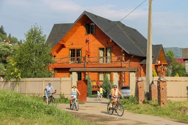 Людей на велосипедах в Україні, про Східницю — стокове фото