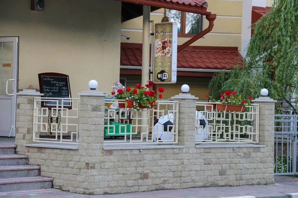 Moderne café met buitenterras in Oekraïens Schodnica — Stockfoto