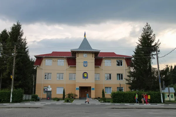 Personnes marchant près de moder building du centre de Schodnica, Xoai — Photo