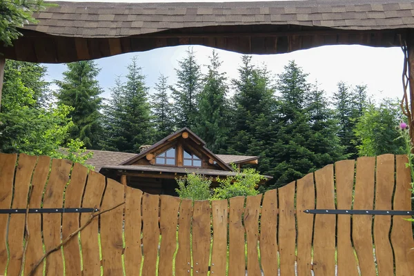 Starý styl dřevěnou chatku za zadrženému plot — Stock fotografie