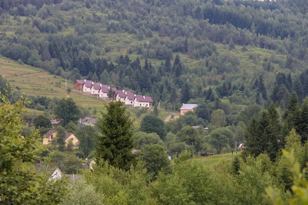 Modern evler ormanlık Dağları yamacında. Karpatlar, Ukr — Stok fotoğraf