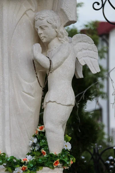Engelsfigur, Teil der Statue der Jungfrau Maria, Mutter Gottes — Stockfoto