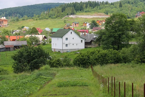 Modern evler ormanlık Dağları yamacında. Karpatlar, Ukr — Stok fotoğraf