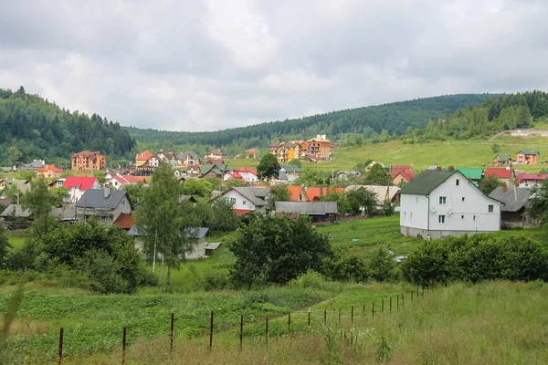 Nowoczesne domki na zboczu gór porośnięte lasami. Karpaty — Zdjęcie stockowe