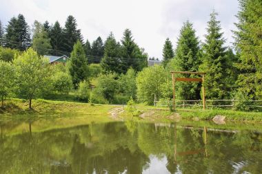 Modern evi ve eski stil ahşap işareti Ukr göl kıyısında