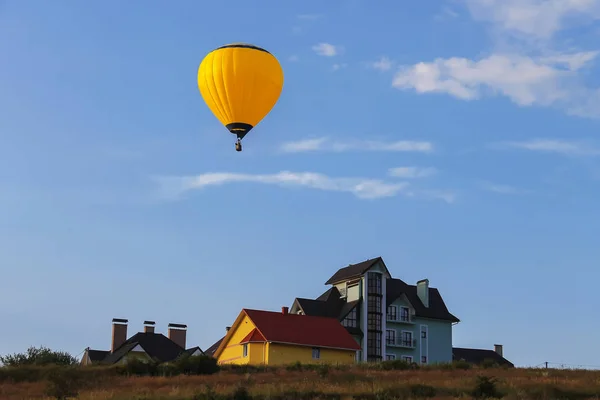 Żółty balon w błękitne niebo w Schodnica, Ukraina — Zdjęcie stockowe