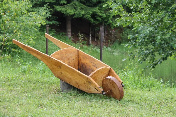 Dekorativní dřevěný vozík na zelené trávě v Carpatian parku — Stock fotografie