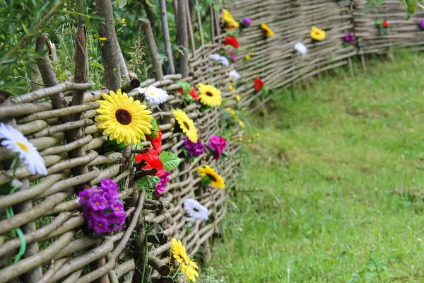 Starý plot ukrajinský styl s dekorativní květy — Stock fotografie