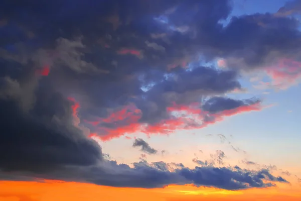 Céu por do sol com nuvens escuras fundo — Fotografia de Stock