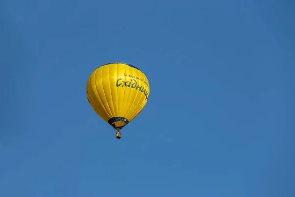 Gele ballon in blauwe hemel in Schodnica, Oekraïne — Stockfoto