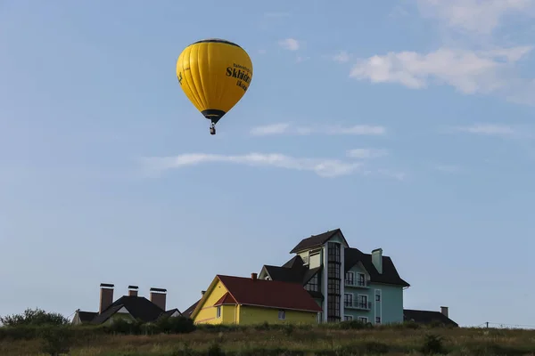 Yellow balloon in blue sky in Schodnica, Ukraine — Stock Photo, Image