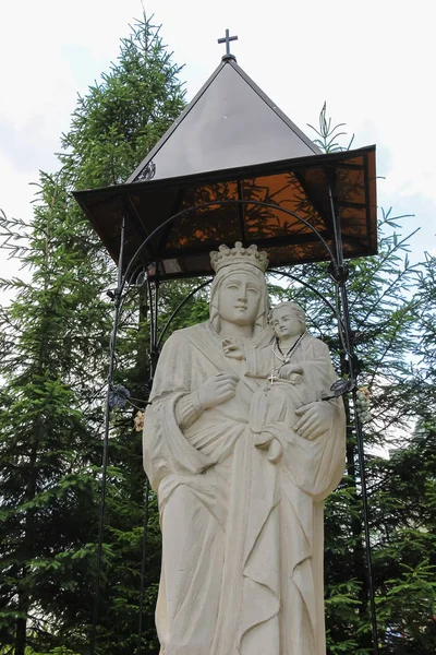 Estátua da Virgem Maria, Mãe de Deus em Schodnica, Ucrânia — Fotografia de Stock