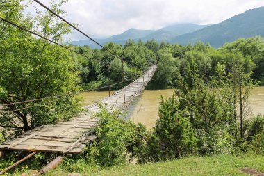 Karpatlar, U Schodnica Nehri boyunca askıya alınmış ahşap köprü