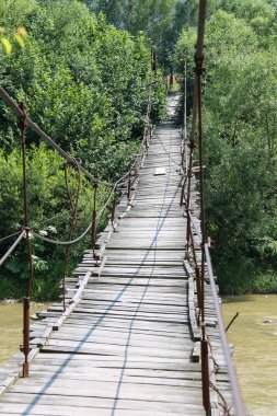 Karpatlar, U Schodnica Nehri boyunca askıya alınmış ahşap köprü