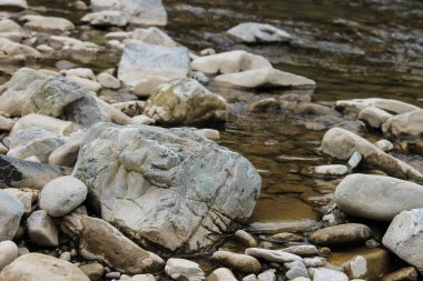 Büyük kayalar nehir su. Karpatlar, Ukrayna