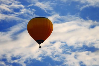 Beyaz bulutlar ile mavi gökyüzünde parlak balon