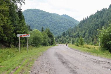 İnsanlar Carpathi küçük yerleşim arasında ülke yolda