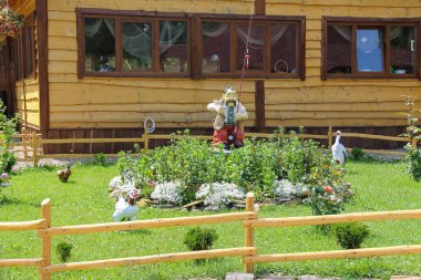 Kırsal house önce halk tarzı dekoratif resimler. Karpatlar, Ukrayna