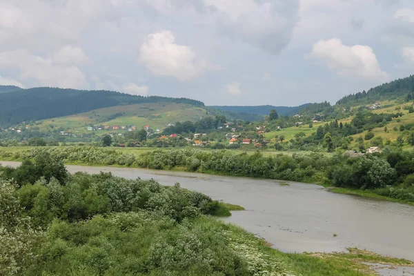 Schodnica rzeki w regionie Karpaty, Ukraina — Zdjęcie stockowe