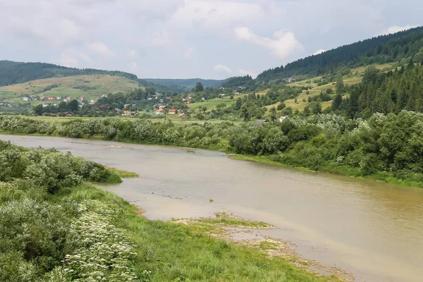 Rivière Schodnica aux Carpates, Ukraine — Photo